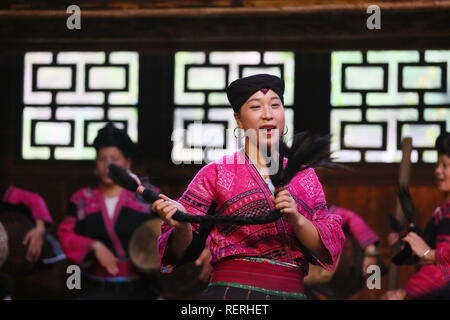 Guangxi, Yunnan, Chine. 23 Jan, 2019. Guangxi, Chine - Le Village de Huangluo Yao groupe ethnique minoritaire, situé dans le Guangxi, est surnommé "Village de long cheveux' parce qu'il y a plus de 60 villageois de femmes aux cheveux longs de 1,4 mètres. La moyenne de la longueur des cheveux des villageois est femelle 1,7 mètres et le plus long cheveux atteignent 2,1 mètres. C'est une tradition que les villageois locaux garder leurs cheveux longs. Crédit : SIPA Asie/ZUMA/Alamy Fil Live News Banque D'Images