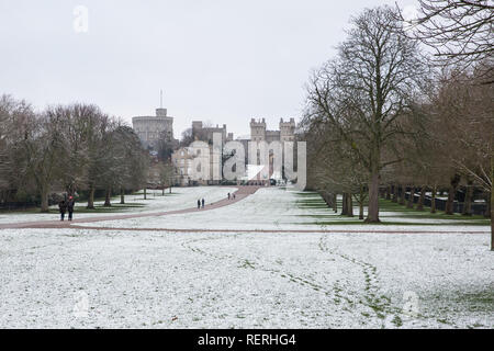 Windsor, Royaume-Uni. 23 Jan, 2019. Météo France : l'année de la première couche de neige le long de la Longue Marche en face du château de Windsor à Windsor Great Park. Prévisions pour aujourd'hui Berkshire est froid, avec éclaircies et un risque d'averses hivernales. Les automobilistes ont été avertis de prendre soin en raison de conditions routières dangereuses. Credit : Mark Kerrison/Alamy Live News Banque D'Images