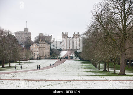 Windsor, Royaume-Uni. 23 Jan, 2019. Météo France : l'année de la première couche de neige le long de la Longue Marche en face du château de Windsor à Windsor Great Park. Prévisions pour aujourd'hui Berkshire est froid, avec éclaircies et un risque d'averses hivernales. Les automobilistes ont été avertis de prendre soin en raison de conditions routières dangereuses. Credit : Mark Kerrison/Alamy Live News Banque D'Images