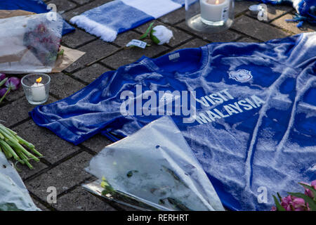 Cardiff City FC Stadium, Cardiff, Pays de Galles, Royaume-Uni. 23 janvier 2019. Les hommages continuent d'Emiliano Sala, récemment signé à l'équipe de la ville de Cardiff, comme le plan pour rechercher des CV qui ont disparu sur les îles de la Manche le 21 janvier 2019. Credit : Kerry Elsworth/Alamy Live News Banque D'Images