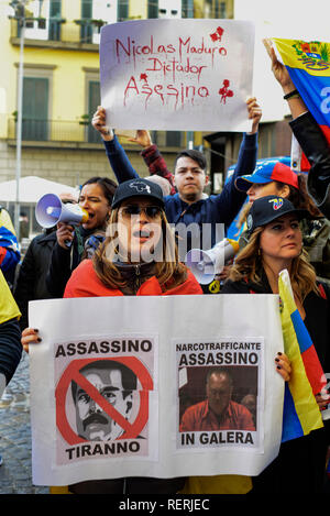 Naples, Italie. 23 Jan 2019. La protestation d'un groupe de citoyens vénézuéliens à l'extérieur du consulat de Naples, à l'encontre du président Nicolas Maduro Moros, a demandé sa démission parce qu'ils ne se sentent pas représentés par lui. 01/23/2019, Naples, Italie : Crédit Photo indépendant Srl/Alamy Live News Banque D'Images