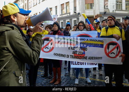 Naples, Italie. 23 Jan 2019. La protestation d'un groupe de citoyens vénézuéliens à l'extérieur du consulat de Naples, à l'encontre du président Nicolas Maduro Moros, a demandé sa démission parce qu'ils ne se sentent pas représentés par lui. 01/23/2019, Naples, Italie : Crédit Photo indépendant Srl/Alamy Live News Banque D'Images