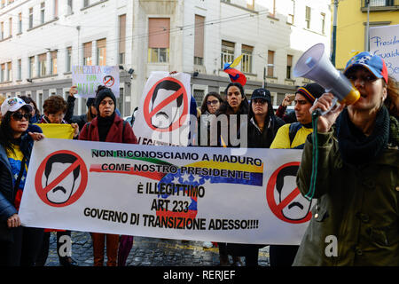 Naples, Italie. 23 Jan 2019. La protestation d'un groupe de citoyens vénézuéliens à l'extérieur du consulat de Naples, à l'encontre du président Nicolas Maduro Moros, a demandé sa démission parce qu'ils ne se sentent pas représentés par lui. 01/23/2019, Naples, Italie : Crédit Photo indépendant Srl/Alamy Live News Banque D'Images