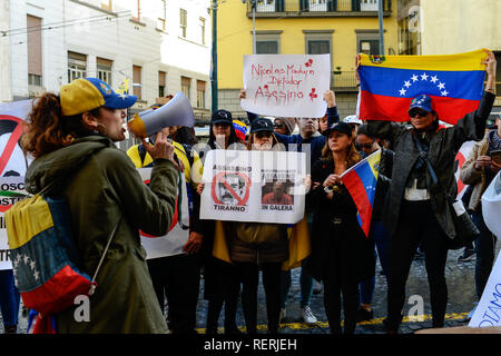 Naples, Italie. 23 Jan 2019. La protestation d'un groupe de citoyens vénézuéliens à l'extérieur du consulat de Naples, à l'encontre du président Nicolas Maduro Moros, a demandé sa démission parce qu'ils ne se sentent pas représentés par lui. 01/23/2019, Naples, Italie : Crédit Photo indépendant Srl/Alamy Live News Banque D'Images