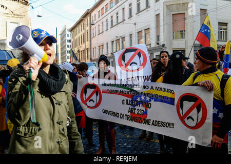 Naples, Italie. 23 Jan 2019. La protestation d'un groupe de citoyens vénézuéliens à l'extérieur du consulat de Naples, à l'encontre du président Nicolas Maduro Moros, a demandé sa démission parce qu'ils ne se sentent pas représentés par lui. 01/23/2019, Naples, Italie : Crédit Photo indépendant Srl/Alamy Live News Banque D'Images