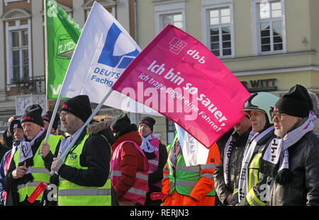 Rostock, Allemagne. 23 Jan, 2019. Les membres des divers syndicats de la fonction publique ont répondu à un appel à une journée de grève d'avertissement et se réunissent pour un rassemblement sur le Neuer Markt, l'un des drapeaux portant l'inscription 'Je suis tellement en colère, j'ai même effectuer un drapeau'. Le Verdi et dbb syndicats exigent six pour cent plus payer, mais au moins 200 euros par mois. Crédit : Bernd Wüstneck/dpa/ZB/dpa/Alamy Live News Banque D'Images