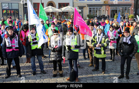 Rostock, Allemagne. 23 Jan, 2019. Les membres des divers syndicats de la fonction publique ont répondu à un appel à une journée de grève d'avertissement et se réunissent pour un rassemblement sur le Neuer Markt. Le Verdi et dbb syndicats exigent six pour cent plus payer, mais au moins 200 euros par mois. Crédit : Bernd Wüstneck/dpa/ZB/dpa/Alamy Live News Banque D'Images