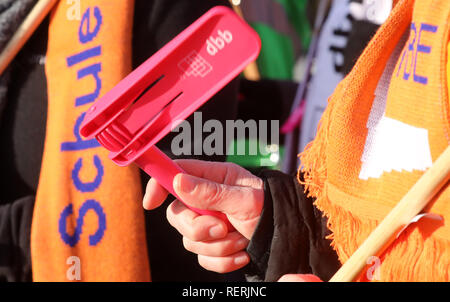 Rostock, Allemagne. 23 Jan, 2019. Lors d'un rassemblement à l'intérieur de la journée de grève d'avertissement dans la fonction publique, un homme se transforme d'un cliquet. Le Verdi et dbb syndicats exigent six pour cent plus payer, mais au moins 200 euros par mois. Crédit : Bernd Wüstneck/dpa/ZB/dpa/Alamy Live News Banque D'Images