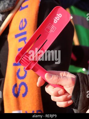 Rostock, Allemagne. 23 Jan, 2019. Lors d'un rassemblement à l'intérieur de la journée de grève d'avertissement dans la fonction publique, un homme se transforme d'un cliquet. Le Verdi et dbb syndicats exigent six pour cent plus payer, mais au moins 200 euros par mois. Crédit : Bernd Wüstneck/dpa/ZB/dpa/Alamy Live News Banque D'Images