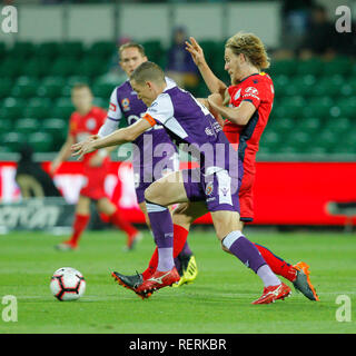 L'HBF Park, Perth, Australie. 23 Jan, 2019. Une Ligue de football, Perth Glory versus Adelaide United ; Ben Halloran de Adelaide United est contestée par Shane Lowry de la Perth Glory : Action Crédit Plus Sport/Alamy Live News Banque D'Images