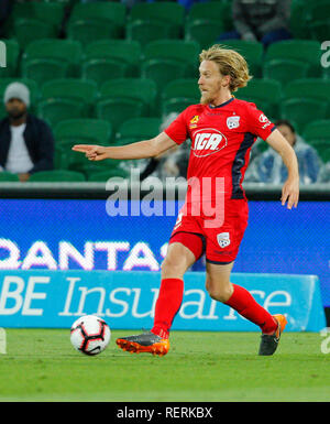 L'HBF Park, Perth, Australie. 23 Jan, 2019. Une Ligue de football, Perth Glory versus Adelaide United ; Ben Halloran de Adelaide United passe le ballon au cours de la seconde moitié Credit : Action Plus Sport/Alamy Live News Banque D'Images