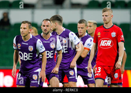 L'HBF Park, Perth, Australie. 23 Jan, 2019. Une Ligue de football, Perth Glory versus Adelaide United ; Perth Glory préparer leur défense pour un coup franc au cours de la seconde moitié Credit : Action Plus Sport/Alamy Live News Banque D'Images