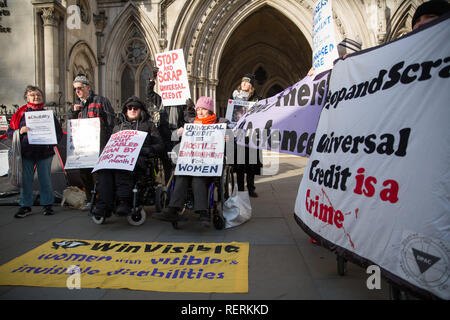 Londres, Royaume-Uni. 23 Jan, 2019. Winvisible et les mères célibataires Self-Defense protester contre crédit universel et son effet sur les personnes handicapées et les mères seules à l'extérieur de la Royal Courts of Justice Crédit : George Cracknell Wright/Alamy Live News Banque D'Images