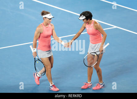 Melbourne, Australie. 23 Jan, 2019. Shuai Zhang (R) de Chine et Samantha Stosur de l'Australie réagir lors de la demi-finale du simple dames contre Barbora Strycova et Marketa Vondrousova de la République tchèque à l'Open d'Australie 2019 à Melbourne, Australie, le 23 janvier 2019. Credit : Bai Xuefei/Xinhua/Alamy Live News Banque D'Images