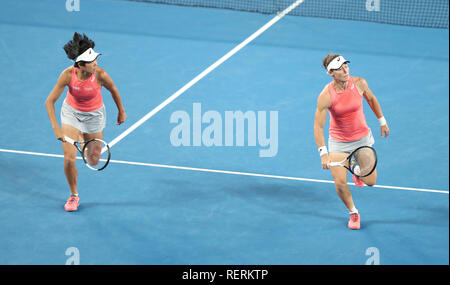 Melbourne, Australie. 23 Jan, 2019. Shuai Zhang (L) de la Chine et de Samantha Stosur en concurrence de l'Australie au cours de la demi-finale du simple dames contre Barbora Strycova et Marketa Vondrousova de la République tchèque à l'Open d'Australie 2019 à Melbourne, Australie, le 23 janvier 2019. Credit : Bai Xuefei/Xinhua/Alamy Live News Banque D'Images