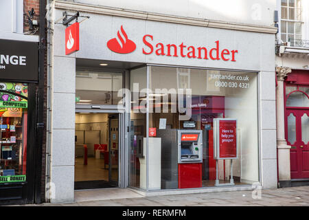 Windsor, Royaume-Uni. 23 Jan, 2019. Banque appartenant à l'espagnol Santander a annoncé qu'elle prévoit de fermer un cinquième de son réseau de succursales - autour de 140 branches - à une éventuelle perte de jusqu'à 1 270 emplois. Il a déclaré que les fermetures soient en réponse à des changements dans la façon dont les clients choisissent d'effectuer leurs transactions bancaires, avec des succursales ayant chuté de 23  % au cours des trois dernières années. Il n'est pas prévu de fermer cette succursale à Windsor. Credit : Mark Kerrison/Alamy Live News Banque D'Images