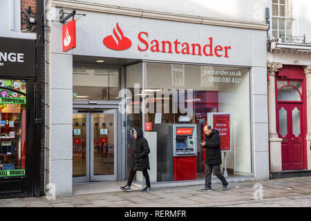 Windsor, Royaume-Uni. 23 Jan, 2019. Banque appartenant à l'espagnol Santander a annoncé qu'elle prévoit de fermer un cinquième de son réseau de succursales - autour de 140 branches - à une éventuelle perte de jusqu'à 1 270 emplois. Il a déclaré que les fermetures soient en réponse à des changements dans la façon dont les clients choisissent d'effectuer leurs transactions bancaires, avec des succursales ayant chuté de 23  % au cours des trois dernières années. Il n'est pas prévu de fermer cette succursale à Windsor. Credit : Mark Kerrison/Alamy Live News Banque D'Images