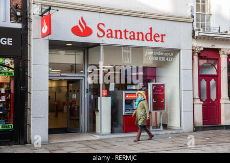 Windsor, Royaume-Uni. 23 Jan, 2019. Banque appartenant à l'espagnol Santander a annoncé qu'elle prévoit de fermer un cinquième de son réseau de succursales - autour de 140 branches - à une éventuelle perte de jusqu'à 1 270 emplois. Il a déclaré que les fermetures soient en réponse à des changements dans la façon dont les clients choisissent d'effectuer leurs transactions bancaires, avec des succursales ayant chuté de 23  % au cours des trois dernières années. Il n'est pas prévu de fermer cette succursale à Windsor. Credit : Mark Kerrison/Alamy Live News Banque D'Images