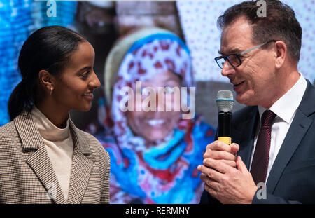 23 janvier 2019, Berlin : Gerd Müller (CSU), Ministre fédéral de la coopération économique et du développement, et Sara Nuru, femme d'affaires et modèle, discuter de commerce équitable et de développement durable sur le stand du ministère fédéral de la coopération économique et du développement à la Semaine verte internationale 2019 à Berlin. Photo : Ralf Hirschberger/dpa Banque D'Images