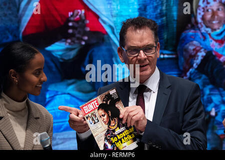 23 janvier 2019, Berlin : Gerd Müller (CSU), Ministre fédéral de la coopération économique et du développement, et Sara Nuru, femme d'affaires et modèle, discuter de commerce équitable et de développement durable sur le stand du ministère fédéral de la coopération économique et du développement à la Semaine verte internationale 2019 à Berlin. Photo : Ralf Hirschberger/dpa Banque D'Images