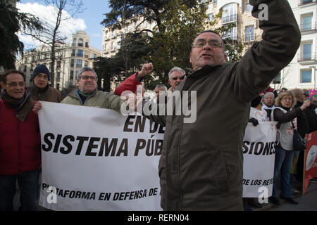 Madrid, Espagne. 23 Jan, 2019. Des manifestants en colère vu criant des slogans avec une bannière pendant la démonstration.Les retraités de différents secteurs de la Communauté de Madrid pour protester contre la défense des pensions pour les retraités, contre le jeu des politiciens dans l'affaire des retraites, plus de ressources pour les pensions minimales et les pensions dans l'égalité entre les hommes et les femmes. Credit : Lito Lizana SOPA/Images/ZUMA/Alamy Fil Live News Banque D'Images