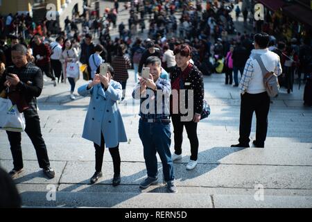 Macao, Chine. 23 Jan, 2019. Les touristes visiter les ruines de Saint-Paul à Macao, Chine du sud, le 23 janvier 2019. Nombre de visiteurs dans la Région administrative spéciale de Macao (RAS) a fait un record de 35,80 millions de dollars en 2018, en hausse de 9,8 pour cent sur un an, le service statistique de la R-S, a déclaré mercredi. Visiteurs arrivés par voie terrestre a augmenté de 18,9 pour cent sur un an à 22,15 millions de dollars en 2018, avec 1,05 millions d'entre eux entrant dans la RAS de Macao par le Hong Kong-Zhuhai-Macao Pont. Credit : Cheong Kam Ka/Xinhua/Alamy Live News Banque D'Images