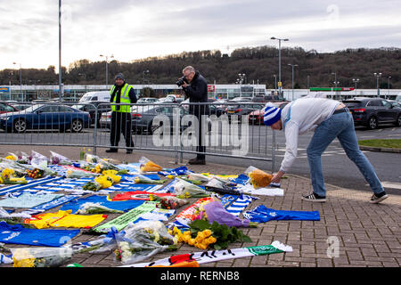 Cardiff, Wales, UK. 23 janvier, 2019. Les partisans de la ville de Cardiff laisser hommages récents pour signature Janvier Emiliano Sala sous le Keenor Fred statue, à la suite de la nouvelle de la disparition de son avion sur la Manche en route vers Cardiff de Nantes. Lewis Mitchell/YCPD. Credit : Lewis Mitchell/Alamy Live News Banque D'Images