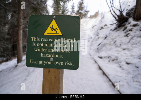 Avertissement signe que les randonneurs Le sentier à parcourir n'est pas maintenu au cours de l'hiver et peut être dangereux Banque D'Images