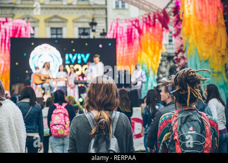 LVIV, UKRAINE - le 23 juin 2018 : les gens d'écouter la musique de la scène festival de musique. Banque D'Images