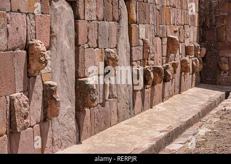 Têtes de pierre dans le mur du temple de Kalasasaya (lieu de pierres monolithes) avec période de pre-Inca Banque D'Images