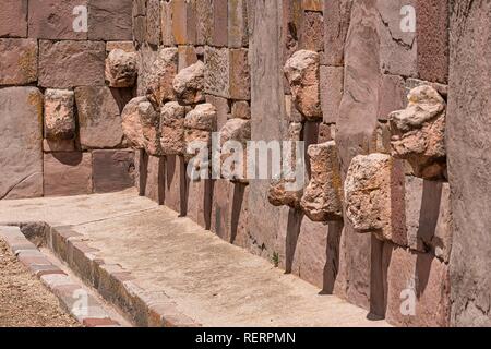 Têtes de pierre dans le mur du temple de Kalasasaya (lieu de pierres monolithes) avec période de pre-Inca Banque D'Images