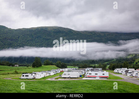 Camping-remorques et cabines à Holiday Park en Norvège Scandinavie surplombant les montagnes pittoresques Banque D'Images