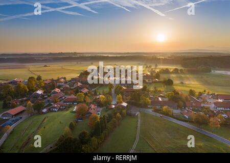 Lever du soleil, le poinçonnage à Dietramszell, vue, drone, terres Tölzer Haute-bavière, Bavière, Allemagne Banque D'Images