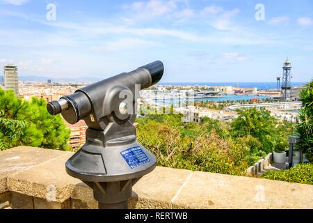 Télescope, vue sur la ville du port de Barcelone, vu de Castell de Montjuïc, le Château de Montjuïc, Barcelone, Catalogne, Espagne Banque D'Images