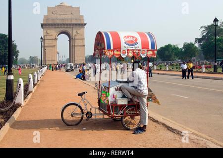 Vendeur de rue en face de l'Amar Jawan Jyoti, Inde, Asie du Sud porte, Delhi, Inde, Asie du Sud Banque D'Images