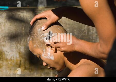 Le moine bouddhiste ayant la tête rasée, Kyaung monastère MahaGandhayon ou Mahaganda, Amarapura, Birmanie, Myanmar, en Asie du sud-est Banque D'Images