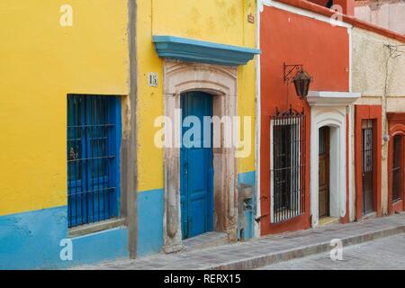 Maisons peintes de couleurs vives, ville historique de Guanajuato, UNESCO World Heritage Site, Province de Guanajuato, Mexique Banque D'Images