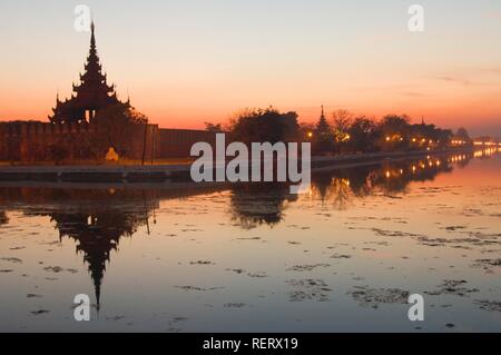 Coucher de soleil sur le canal entourant le Palais Royal, Mandalay, Birmanie, Myanmar, en Asie du sud-est Banque D'Images