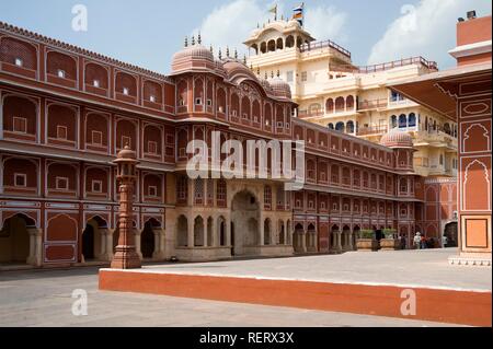 Palais de la ville de Jaipur, Jai Singh II, cour intérieure avec le Riddhi-Siddhi Pol et le Chandra Mahal Palace à l'arrière, le Rajasthan Banque D'Images