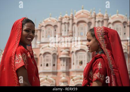 Les jeunes femmes indiennes en costume traditionnel en face de la Jaipur, Hawa Mahal, le palais des vents, Rajasthan, Inde, Asie du Sud Banque D'Images