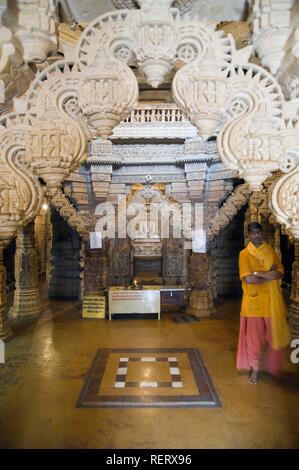 Croyant dans le temple de Jain, Jaisalmer, désert du Thar, Rajasthan, Inde, Asie du Sud Banque D'Images