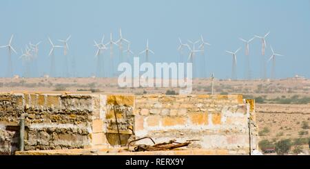 Les roues du vent dans le désert de Thar, Jaisalmer, Rajasthan, Inde, Asie du Sud Banque D'Images