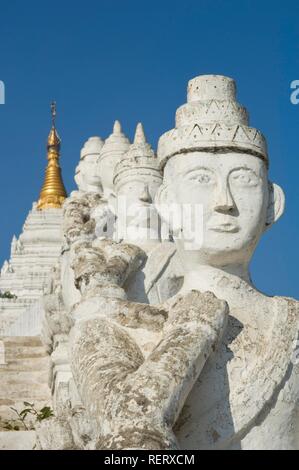 Settawya pagoda et statues, Mingun, Birmanie, Myanmar, en Asie du sud-est Banque D'Images