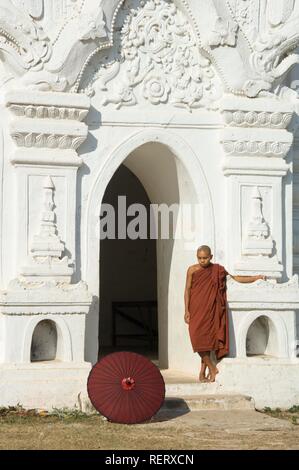 Jeune moine bouddhiste en face de la pagode de Mingun, Settawya, Birmanie, Myanmar, en Asie du sud-est Banque D'Images