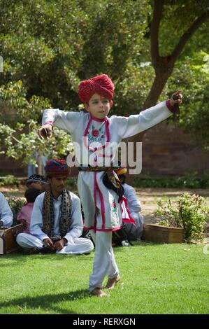 Jeune Indien boy dancing, Jodhpur, Rajasthan, India Banque D'Images