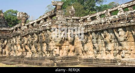 Mur avec des garudas et des lions, Terrasse des éléphants, Angkor Thom, UNESCO World Heritage Site, Siem Reap, Cambodge Banque D'Images