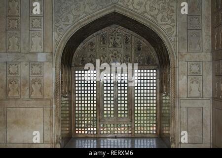 Marbre sculpté fenêtre dans le Khas Mahal, en pavillon, le Fort Rouge d'Agra, Site du patrimoine mondial de l'UNESCO, de l'Uttar Pradesh, Inde Banque D'Images