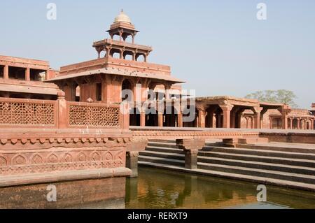 Abdar Khana Bouzeghoub et bassin d'eau Talao, UNESCO World Heritage Site, Fatehpur Sikri, Uttar Pradesh, Inde, Asie du Sud Banque D'Images