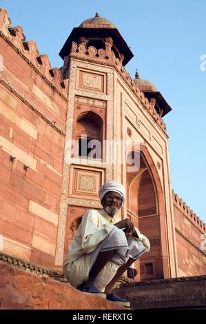 La mosquée Jama Masjid, Indien homme assis sur l'escalier de la porte, Darwaza Badshahi UNESCO World Heritage Site, Fatehpur Sikri Banque D'Images