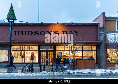 Banff, Alberta, Canada - 19 janvier 2019 : la baie d'Hudson, une célèbre chaîne de magasins au Canada, vue extérieure, situé sur le quartier touristique Avenue Banff Banque D'Images